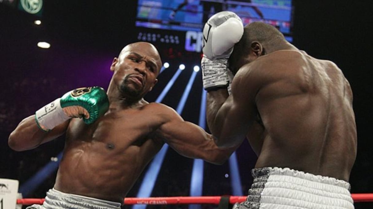 Floyd Mayweather (g) lors de son combat face à son compatriote Andre Berto à Las Vegas, le 12 septembre 2015.
