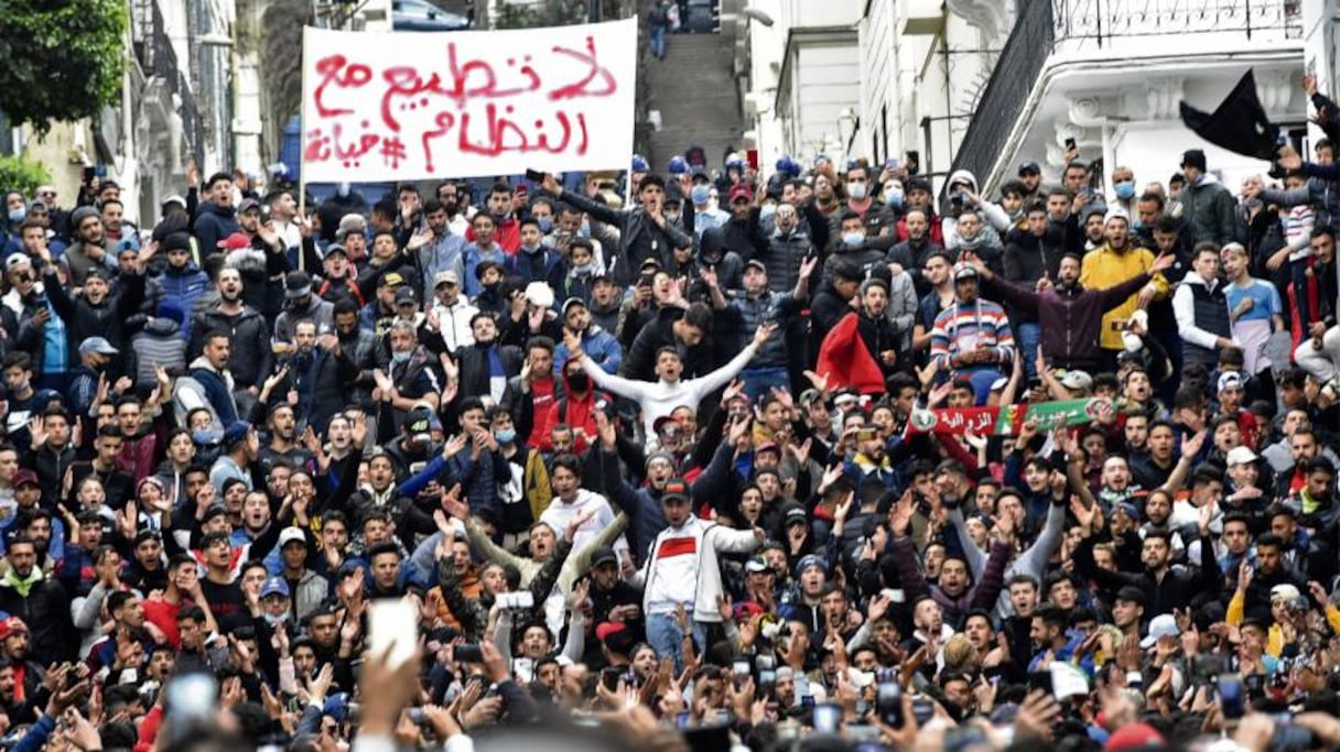 Des supporters algériens dans un stade.
