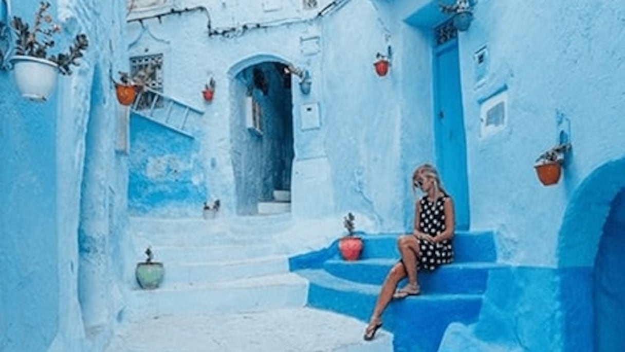 Une ruelle escarpée de Chefchaouen. 
