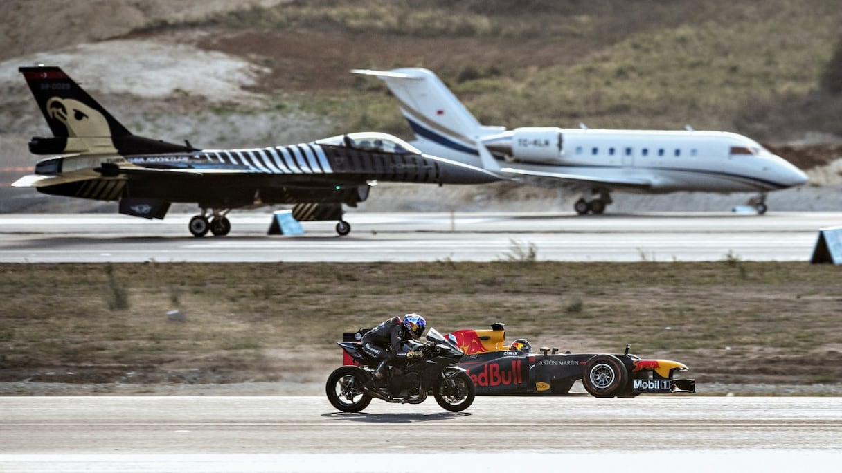 Un F16 Fighter Jet est exposé près du circuit de l'Ultimate Race, alors que le pilote turc Kenan Sofuoglu, en Kawasaki H2R, affronte le pilote autrichien de Formule 1 Patrick Friesacher, à la Teknofest d’Istanbul, en Turquie, le 20 septembre 2018.
