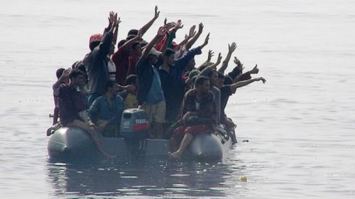 Plusieurs migrants massés dans un bâteau pneumatique.
