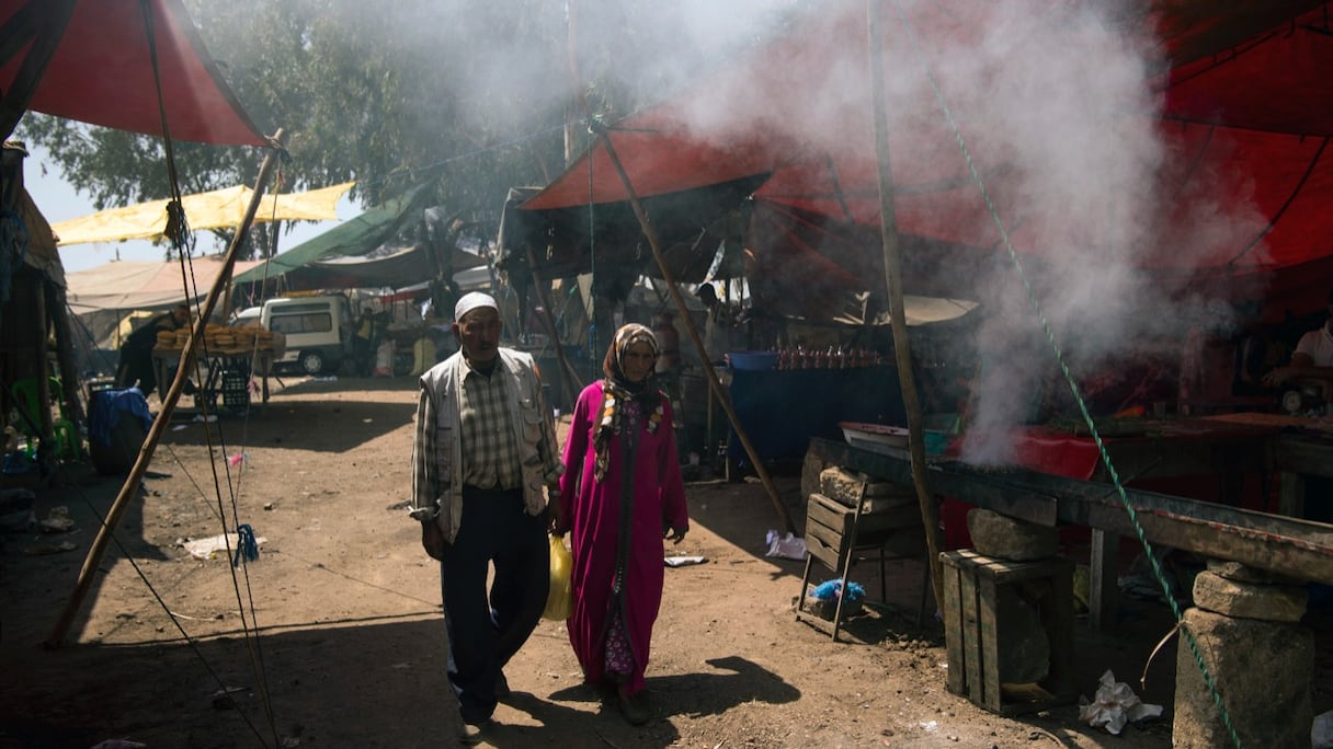 Un couple de Marocains âgés se promène dans un souk à S'houl, près de Salé (photo d'archives, le 31 août 2017). 
