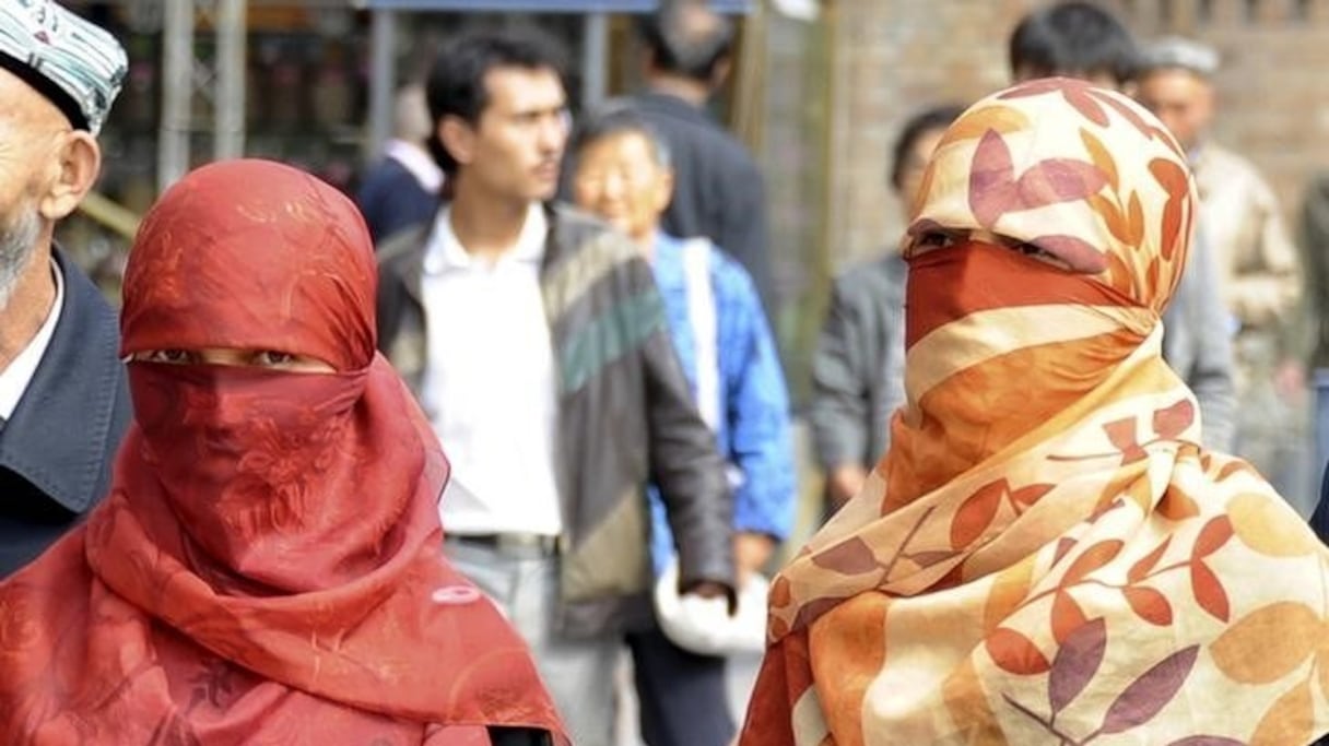 Le Xinjiang, région du nord-ouest de la Chine interdit le port du voile intégral, les barbes «anormales» et le «fanatisme» religieux.
