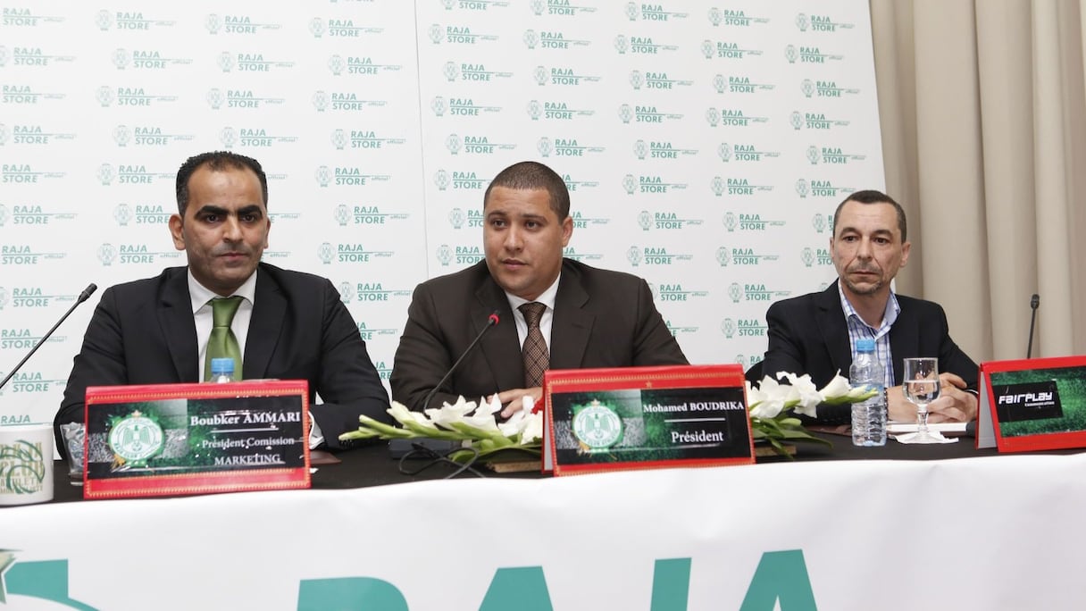 Le président du Raja, Mohamed Boudrika, entouré de sa team marketing.
