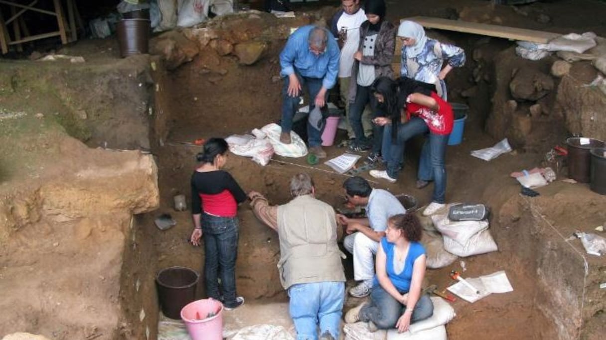 Fouilles archéologiques dans une grotte de la plage des Contrebandiers, à Témara, au Maroc, en 2009.
