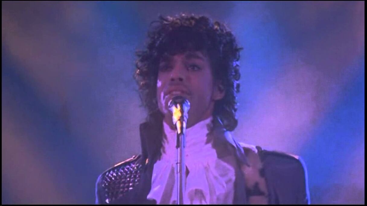 Le "kid de Minneapolis", Prince, lors de la sortie de l'album Purple Rain, en 1984.