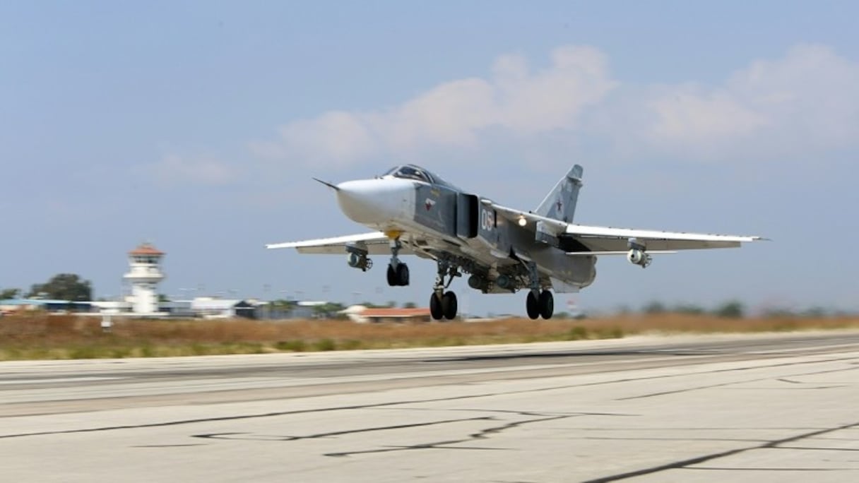 Un bombardier russe Sukhoi Su-24 décolle de la base aérienne de Hmeimim, dans la province de Lattaquié, en Syrie, le 3 octobre 2015.
