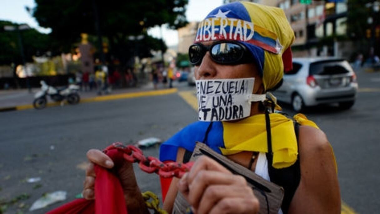 Dans les rues de Caracas, des affrontements ont opposé des étudiants à la police.
