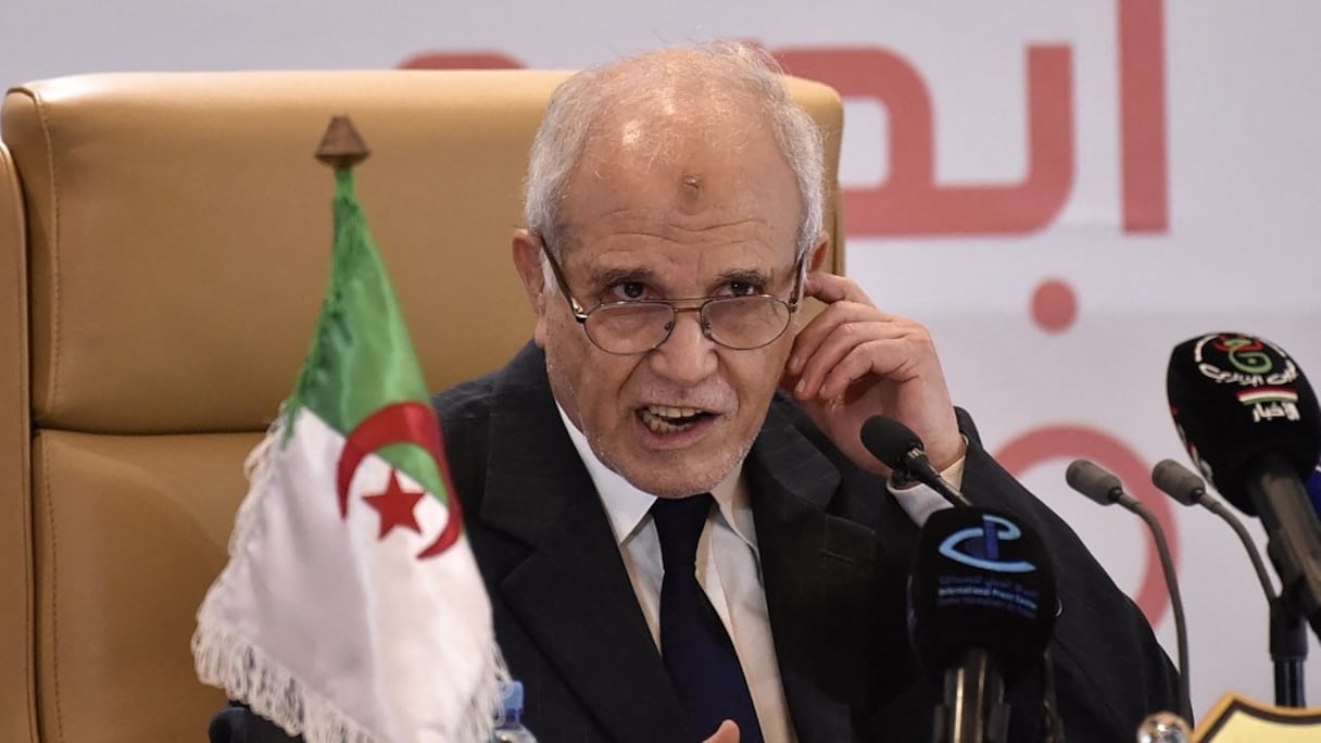 Le président de l'Autorité électorale nationale indépendante d'Algérie, Mohamed Chorfi, tient une conférence de presse pour annoncer les résultats des élections législatives, à Alger, la capitale, le 15 juin 2021.
