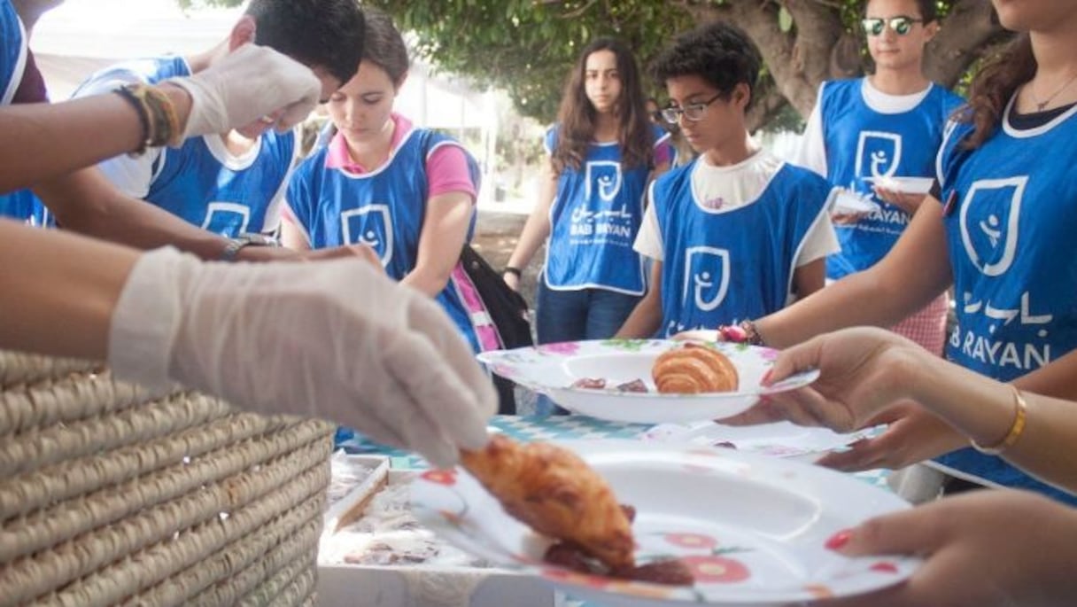 Distribution de ftours durant le ramadan par l'association Bab Rayan.
