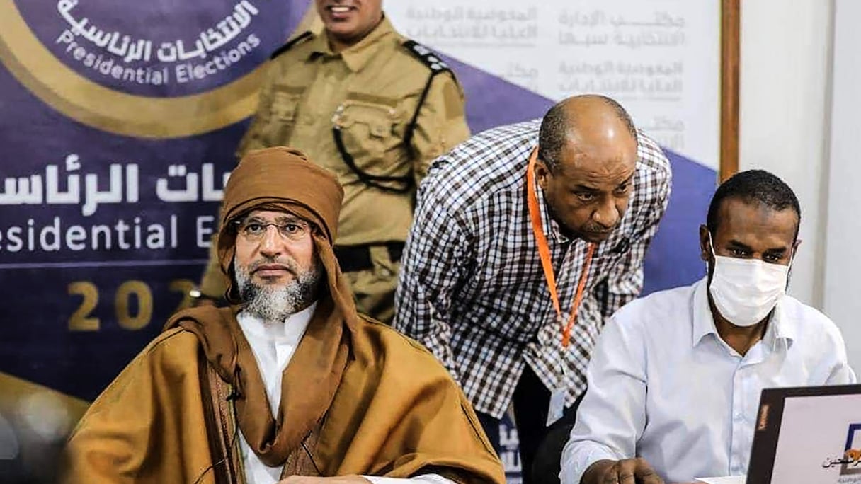 Une photo publiée par la page Facebook de la Haute Commission nationale libyenne le 14 novembre 2021, montre Seif al-Islam Kadhafi, fils du dictateur libyen Mouammar Kadhafi, s'inscrivant pour se présenter aux élections présidentielles de décembre, dans le sud de la Libye, dans la ville de Sebha.
