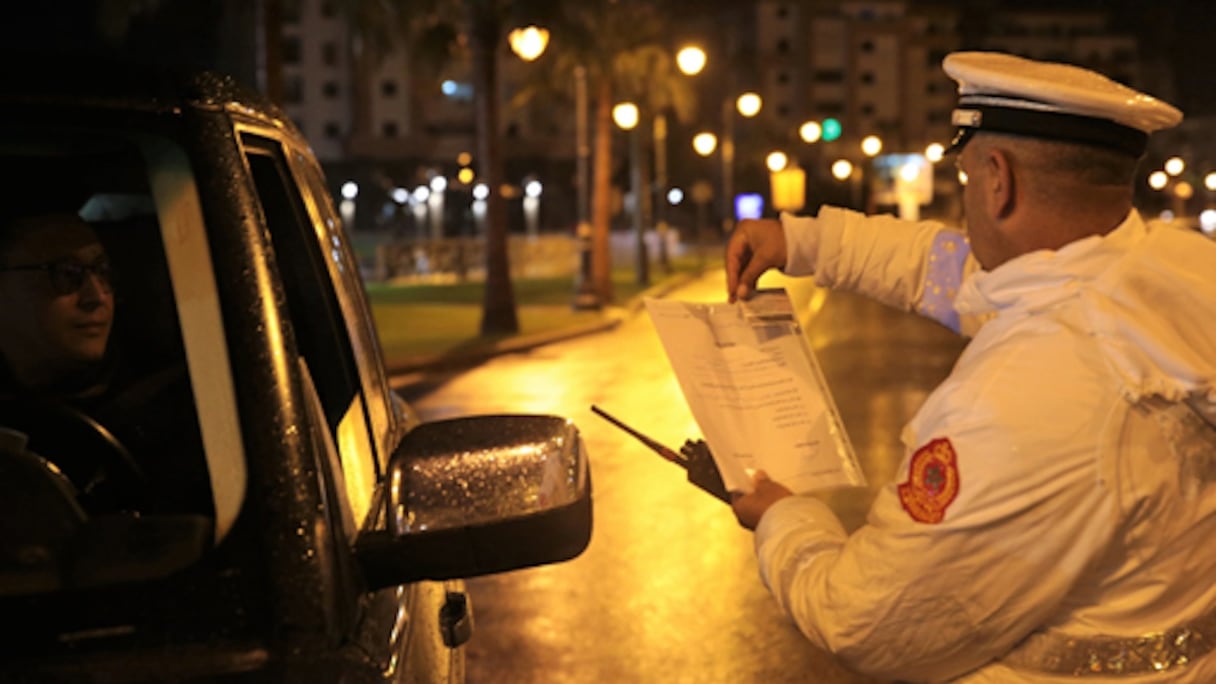 Les forces de sécurité veillent sans relâche à faire respecter le couvre-feu dû à l'état d'urgence sanitaire. Ici à Laâyoune.
