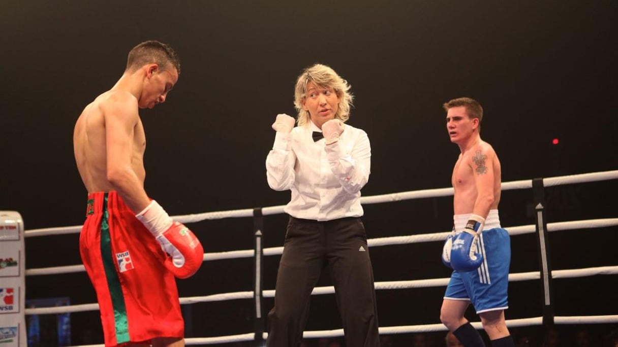 Pour ce premier combat, c'est une femme arbitre qui a dirigé les deux hommes.
