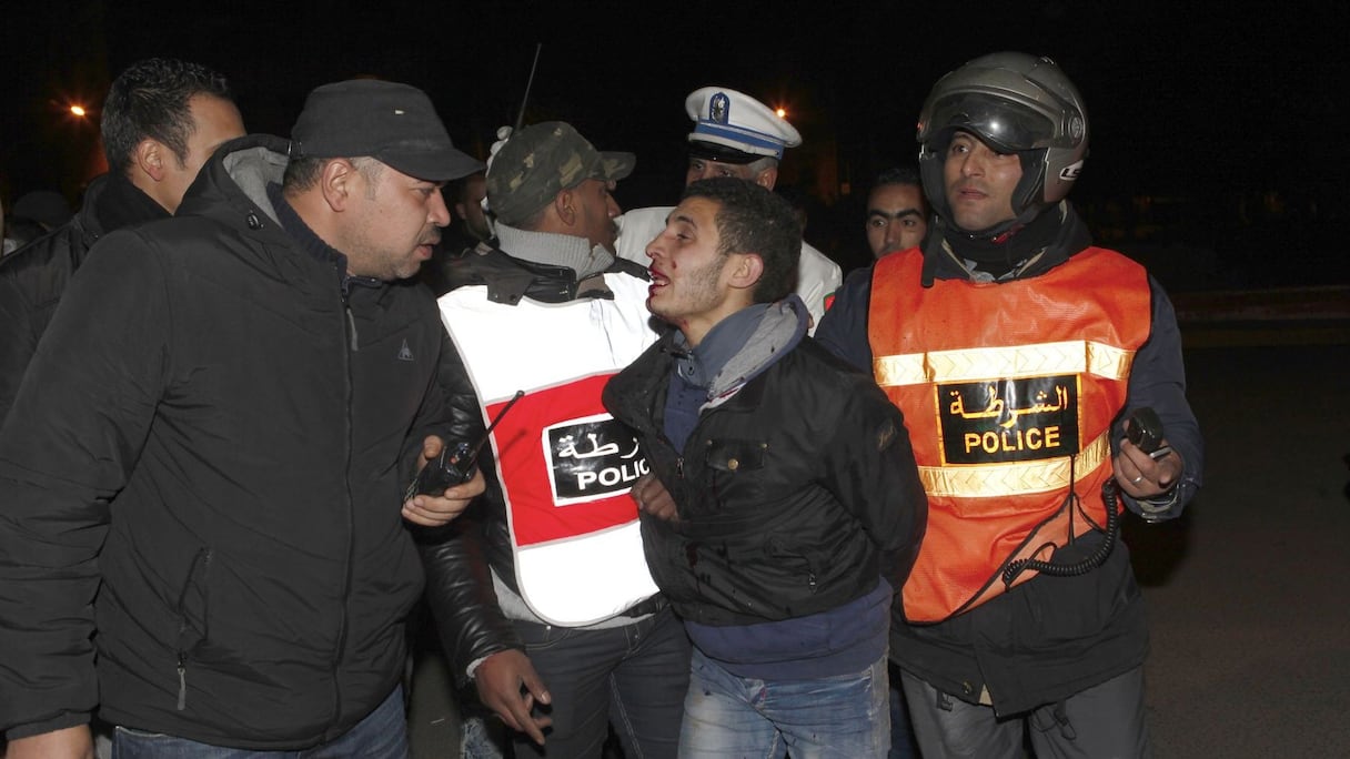 Mais l'image, par exemple, de ce jeune homme ivre, le visage en sang, est bien loin de la féérie censée envelopper cette soirée symbolique de renouveau.  
