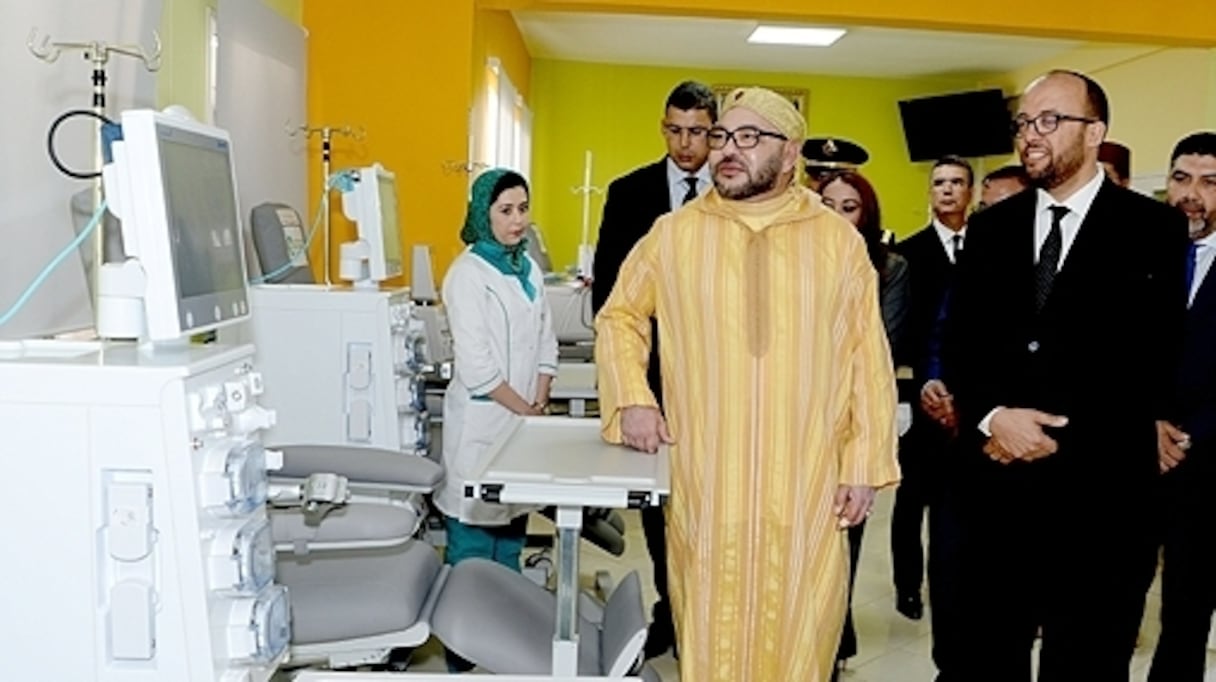 Le roi Mohammed VI en visite dans l'un des centres d'hémodialyse de la Fondation "Amal", à Casablanca. A droite, le président de la fondation, Mustapha Fawzi.
