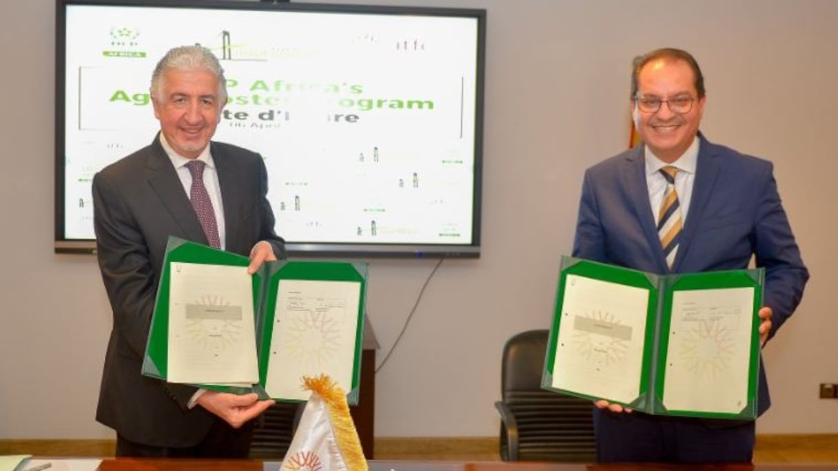 Hani Salem Sonbol, directeur général de l'ITFC (à gauche) et Mohamed Anouar Jamali, directeur général d'OCP Africa, lors de la signature du partenariat entre les deux entités, ce mardi 6 avril 2021.
