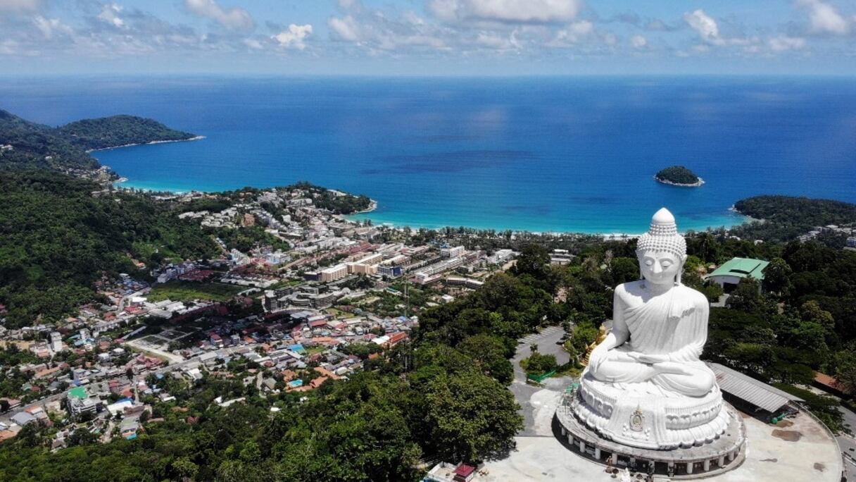Photographie aérienne du Big Buddha et de la plage de Kata à l'arrière-plan, le 30 juin 2021, un jour avant le lancement du programme touristique «Phuket Sandbox», qui autorise les visites de personnes vaccinées contre le Covid-19.
