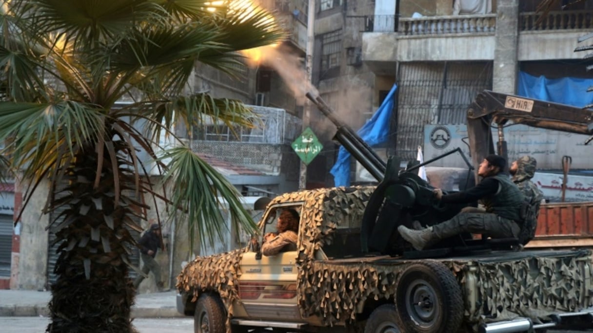 Tirs de l'armée syrienne sur le quartier d'Al-Machad, toujours sous contrôle rebelle, le 12 décembre 2016 à Alep.
