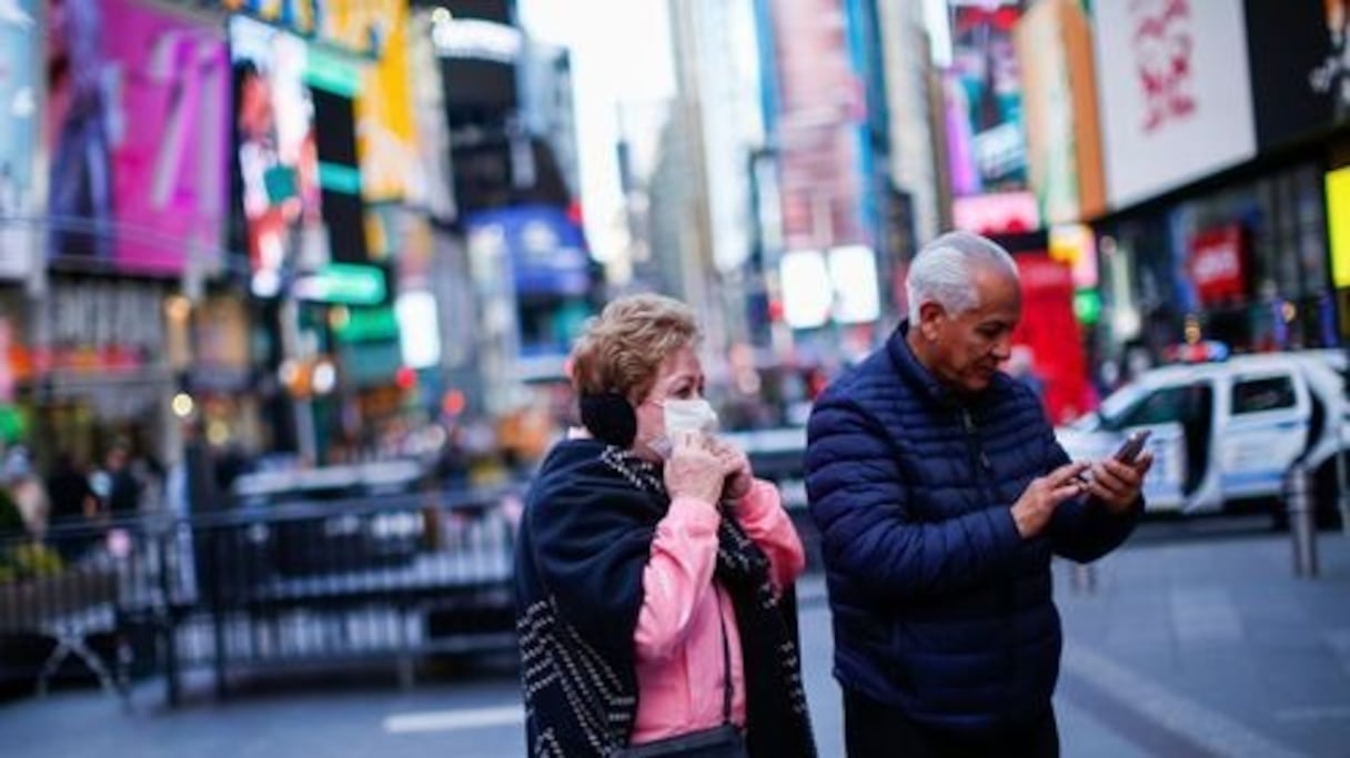 Une femme porte un masque de protection à New York. L'épidémie de coronavirus a fait un total de plus de 1.100 personnes décédées hors de Chine continentale, pays a recensé 3.100 décès.
