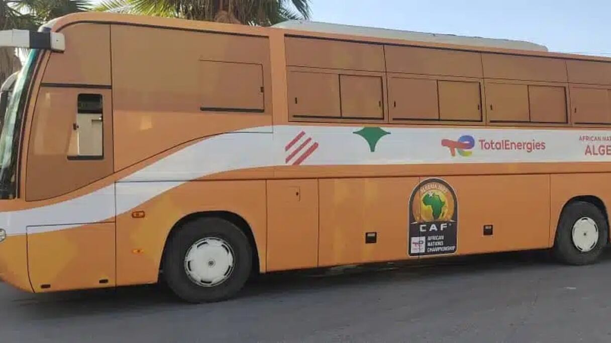 Un des bus réservés aux délégations des équipes participant au Championnat d’Afrique des Nations (CHAN).
