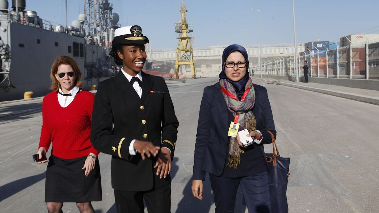 Le lieutenant Arabia Littejohn est heureuse de présenter la frégate à la presse. Kaoutar Tabatou, attachée de presse de Dar America, était au rendez-vous.   
