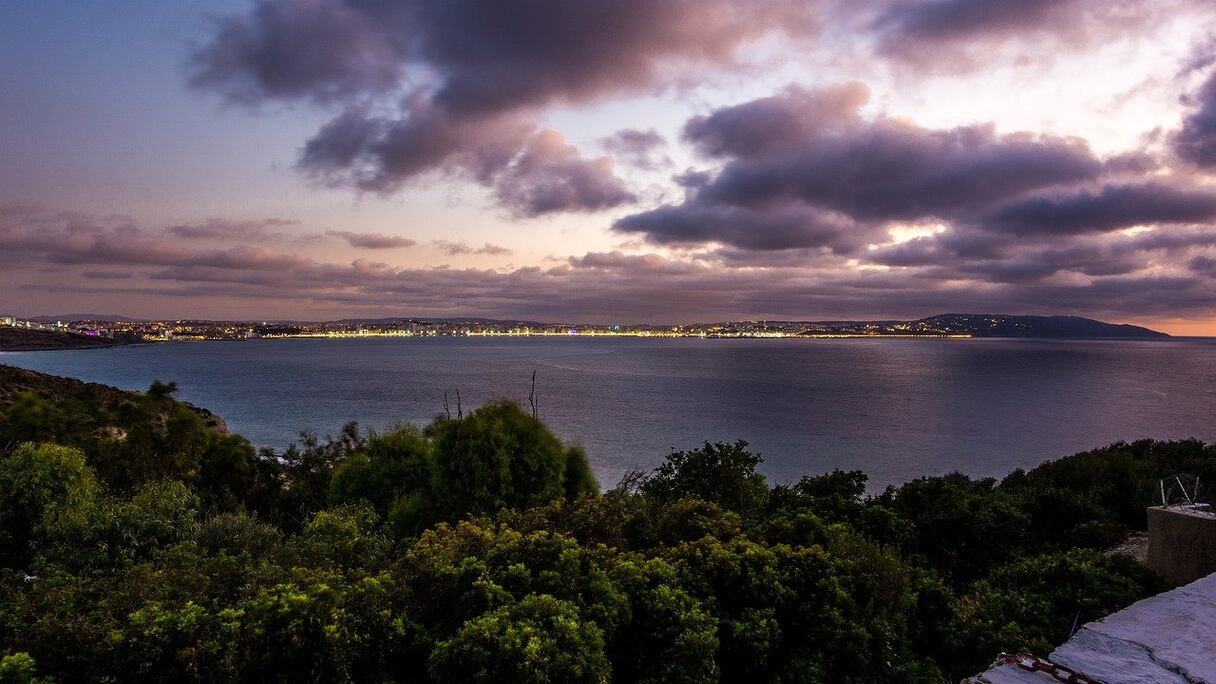 Une vue de Tanger surmontée de nuages qui annoncent la pluie. Ses deux façades maritimes lui apportent un climat subhumide qui se traduit par des températures clémentes même en hiver, mais également des précipitations.