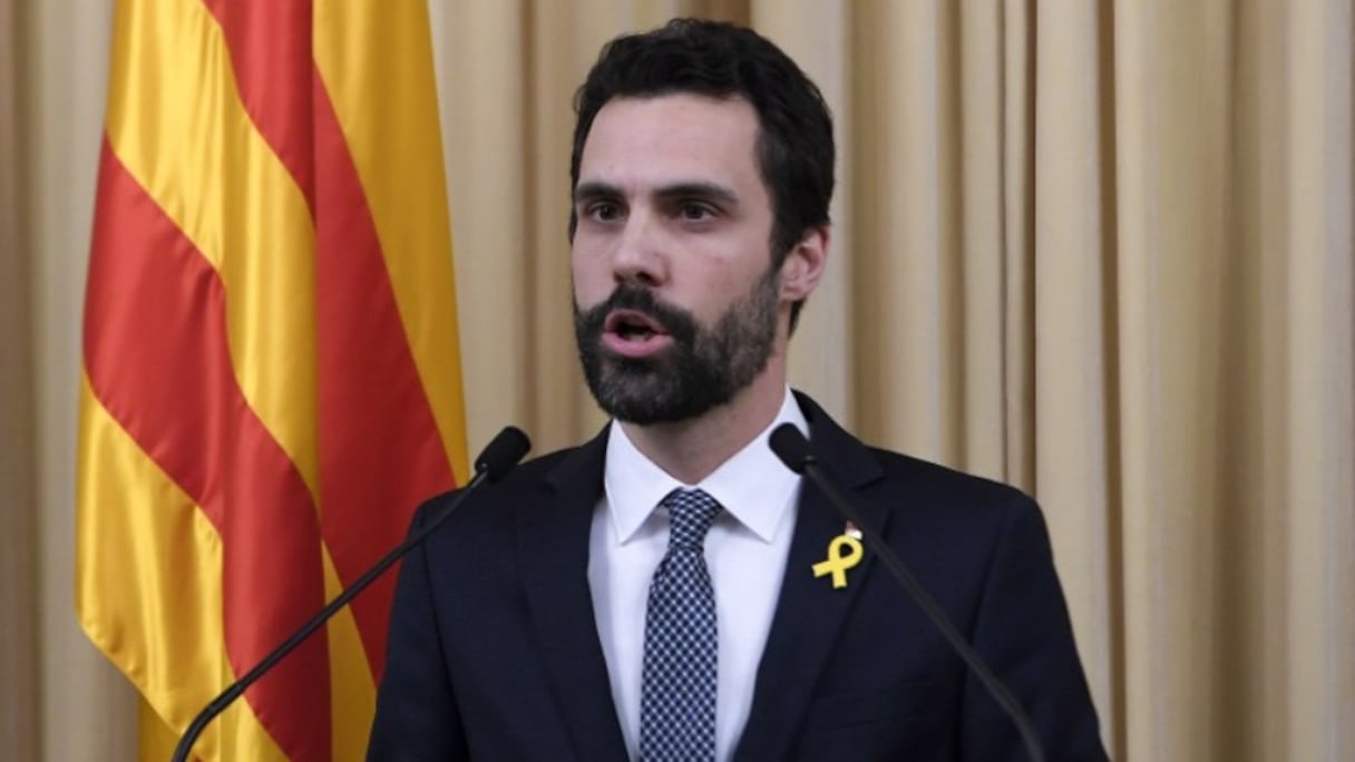 Le président du Parlement régional catalan Roger Torrent annonce la candidature de Carles Puigdemont pour diriger l'Exécutif régional le 22 janvier 2018.
