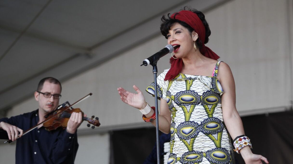 Mais Sophia Charai a son univers, singulier, loin du Rock, par-delà ce dynamisme et ce grain de folie et de présence au monde qui la rapprochent des Rita Mitsouko. 
