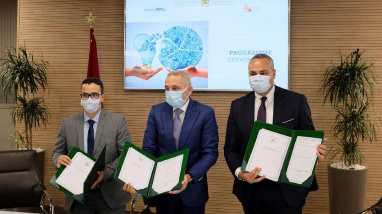 A Rabat, le 15 février 2021, lors de la signature de la convention de partenariat de Tatwir-Startup: de gauche à droite, Brahim Arjdal, DG de Maroc PME, Moulay Hafid Elalamy, ministre de l'Industrie, et Amine Al-Hazzaz, membre fondateur de la MSEC.
