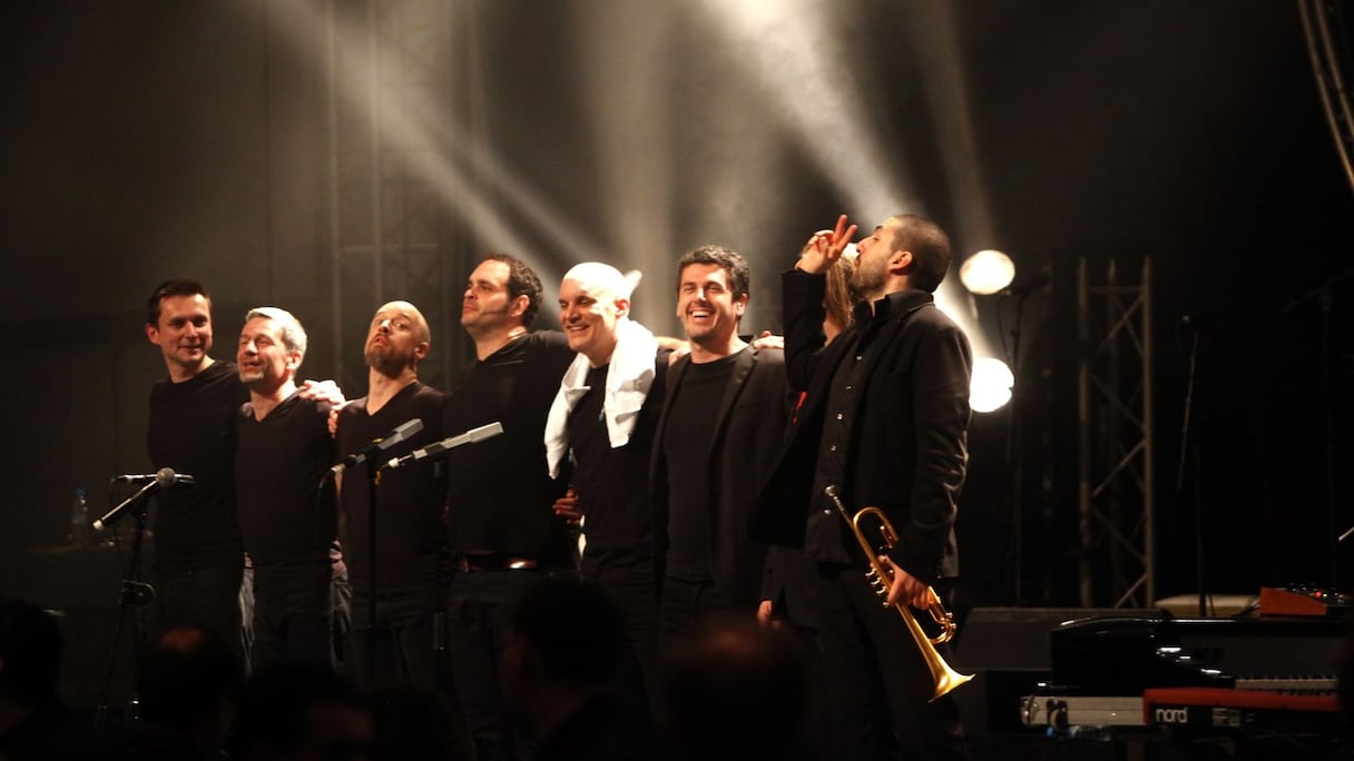 Le public a fini le concert debout, pour danser sur les rythmes endiablés d'un concert clos en beauté. 
