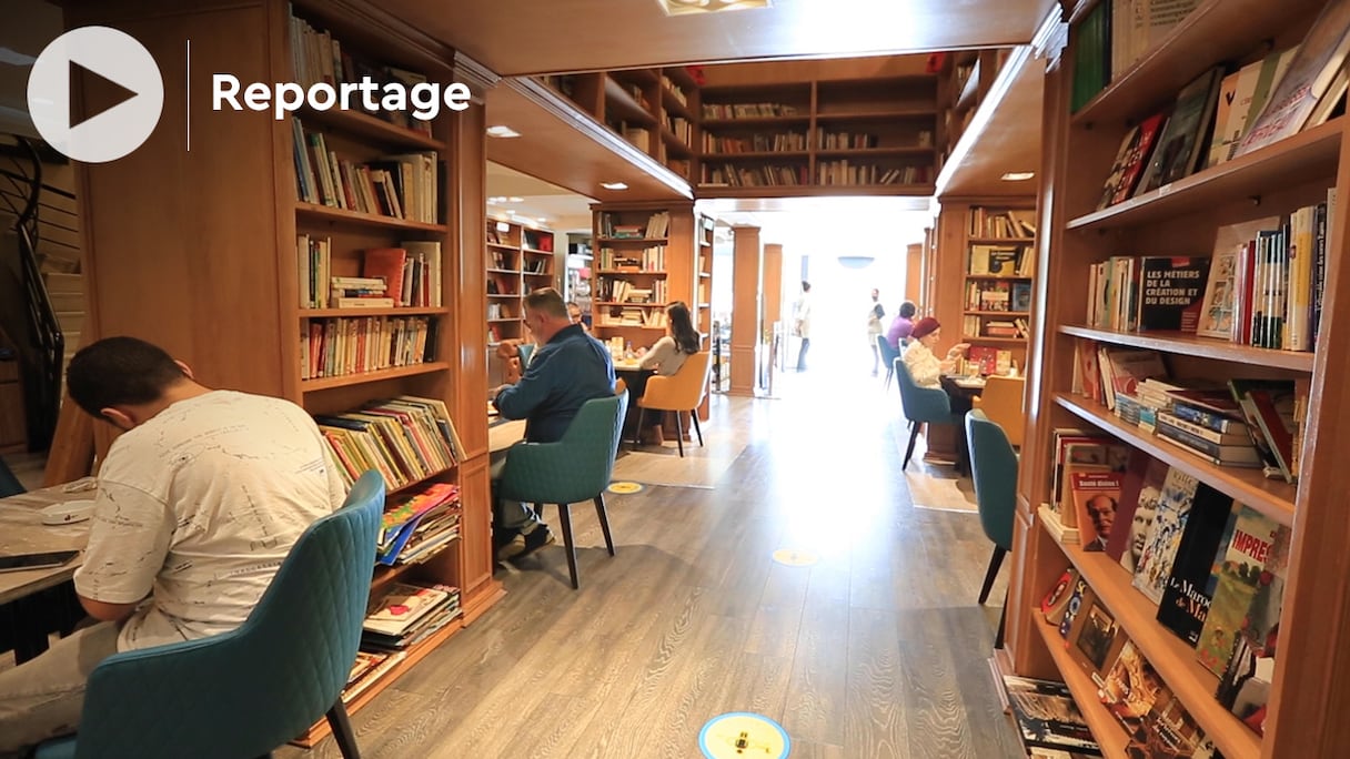 Papers Club organise des rencontres littéraires, des projections de films, des ateliers, des conférences ainsi que des animations ponctuelles.
