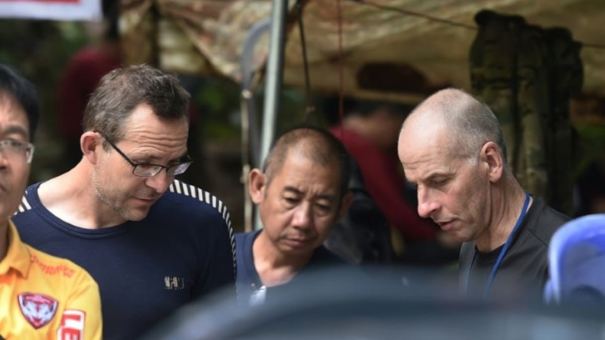 Les deux plongeurs britanniques John Volanthen (g) et Richard Stanton (d) qui ont retrouvé les douze enfants piégés dans la grotte de Tham Luang.
