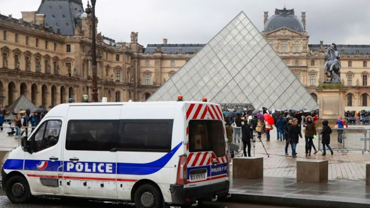 Attaque du Louvre: le profil du suspect se précise. 
