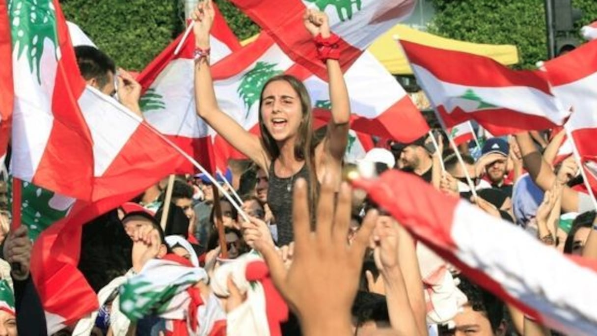 Drapeaux libanais brandis lors d'une manifestation de protestation contre le pouvoir en place, à Beyrouth, en 2019. 
