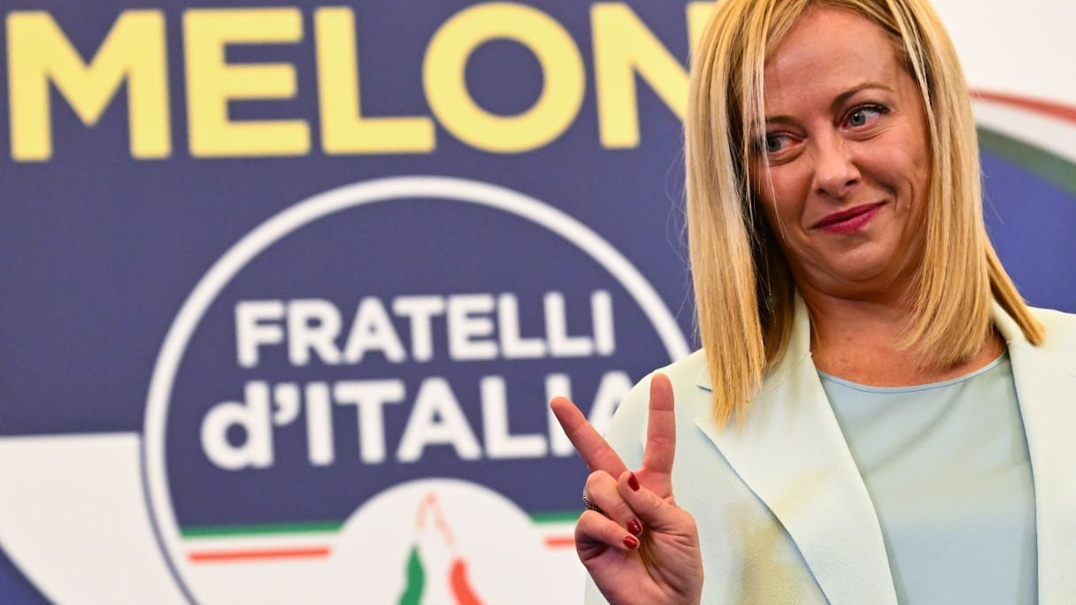 La cheffe du parti d'extrême-droite italien Fratelli d'Italia (Frères d'Italie), Giorgia Meloni, fait le V de la victoire après un discours au siège de campagne de son parti, dans la nuit du 26 septembre 2022 à Rome, après la proclamation du scrutin des législatives dans le pays.
