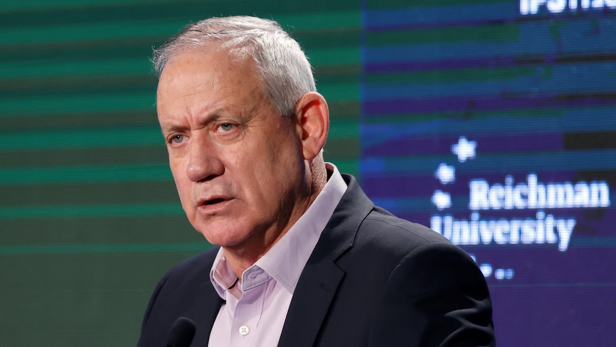 Le ministre israélien de la Défense Benny Gantz s'exprime à l'Institut de politique et de stratégie (IPS) de l'Université Reichman dans la ville d'Herzliya le 23 novembre 2021. Gantz se rendra plus tard dans la journée au Maroc.
 
