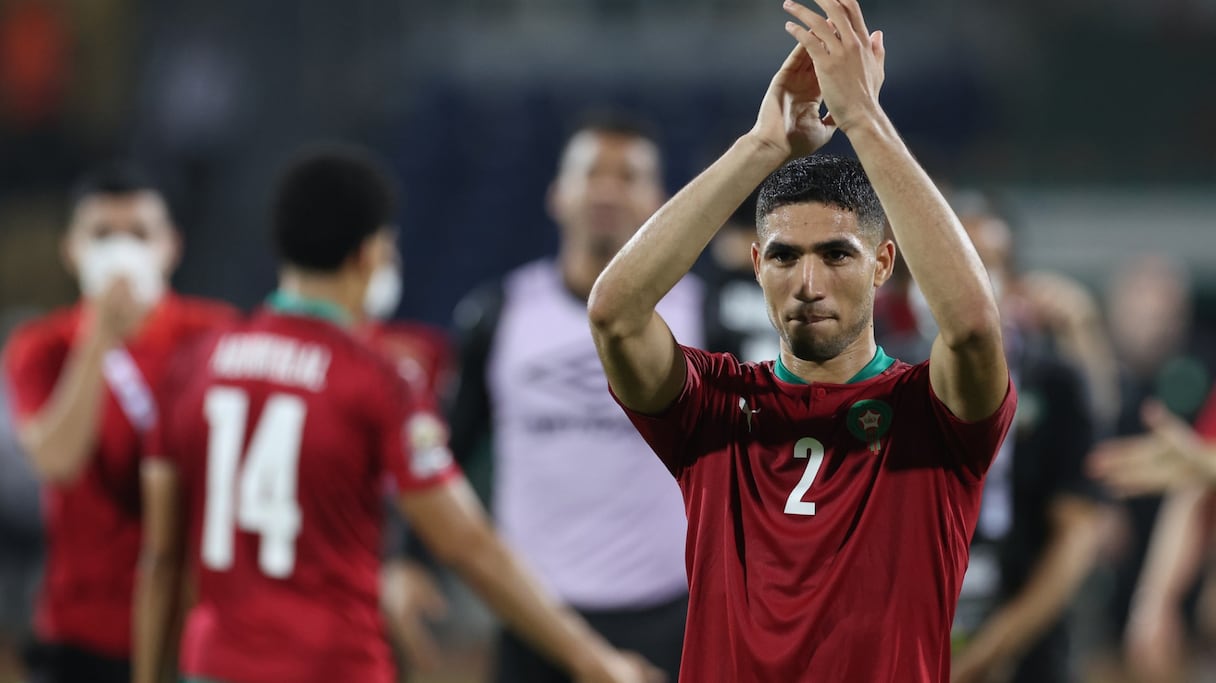 Le défenseur marocain Achraf Hakimi célèbre sa victoire et sa qualification pour le tour suivant à l'issue du match de football des huitièmes de finale de la CAN 2021 entre le Maroc et le Malawi au stade Ahmadou-Ahidjo de Yaoundé, le 25 janvier 2022. 
