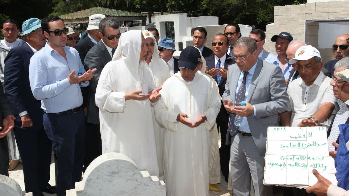 Au cimetière des Chouhadas, l'heure est au recueillement. Un moment d'une intense émotion où les voix des récitants se sont élevées dans les airs, vibrantes de tristesse et d'espoir. Que Dieu vous accueille en son Paradis, Monsieur. 
