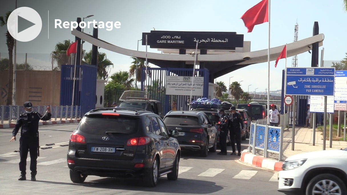 Forte affluence au port Beni Nsar, près de Nador, à la fin août 2022, pour la phase retour des MRE dans leur pays d'accueil, à l'issue de leurs vacances estivales. 
