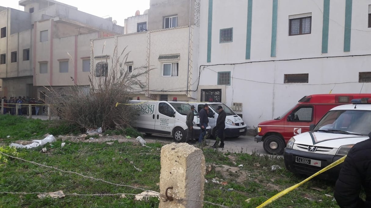 Les ambulances devant la maison où un individu a égorgé quatre membres de sa famille.
