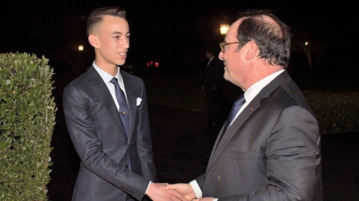 Le Prince héritier Moulay El Hassan saluant l'ancien présidant français, François Hollande.
