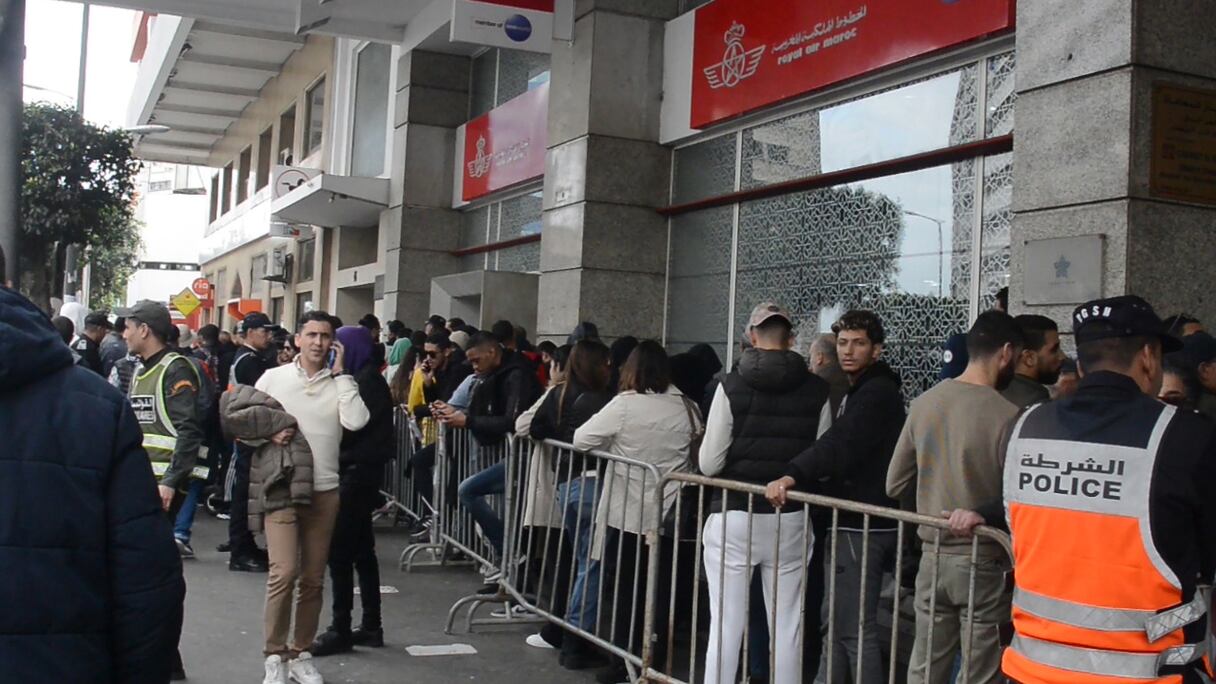 À Casablanca, les supporters font le pied de grue devant les les agences de Royal Air Maroc pour acheter un billet d’avion Casablanca-Doha.
