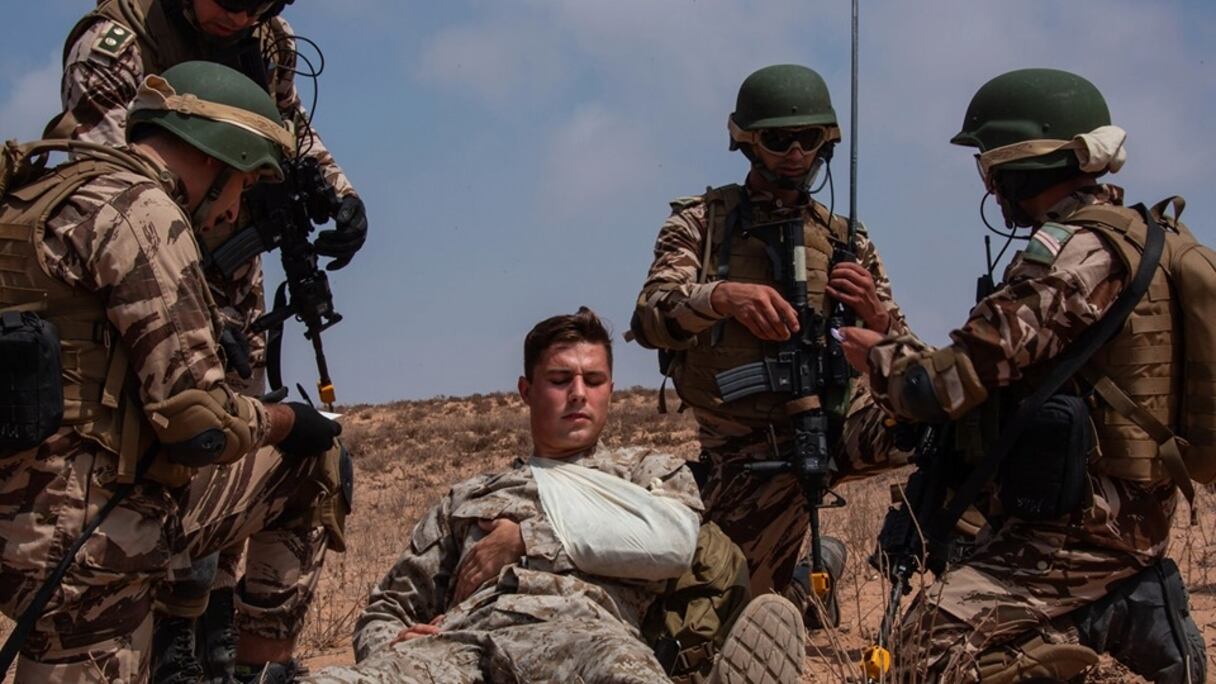 Sur le terrain des opérations en terrain hostile. Comme vous le voyez, les forces spéciales marocaines sont équipées d'armes létales et de moyens de renseignement ultramodernes.