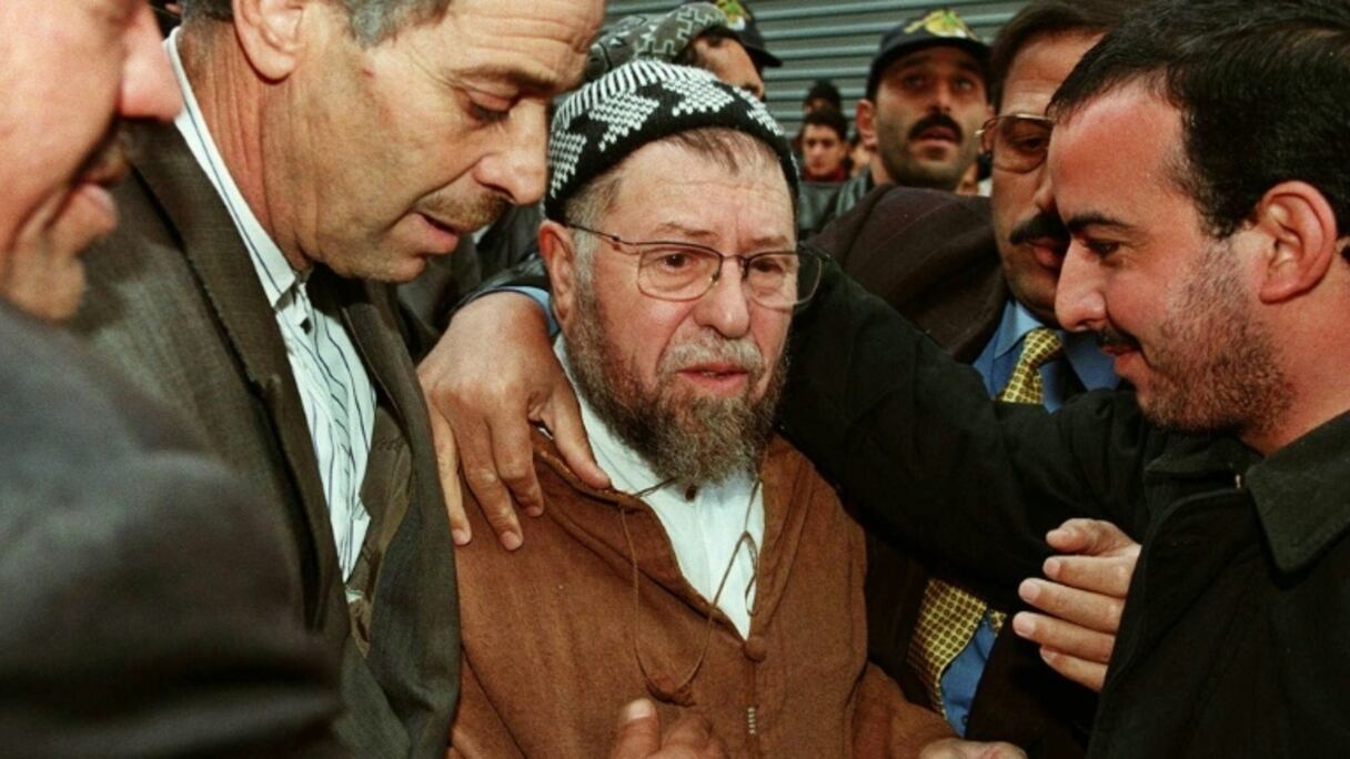 Photo prise le 23 novembre 1999 montrant Abassi Madani, chef historique du Front islamique du Salut (FIS), parti islamiste algérien dissous en 1992, à Alger, la capitale algérienne.
