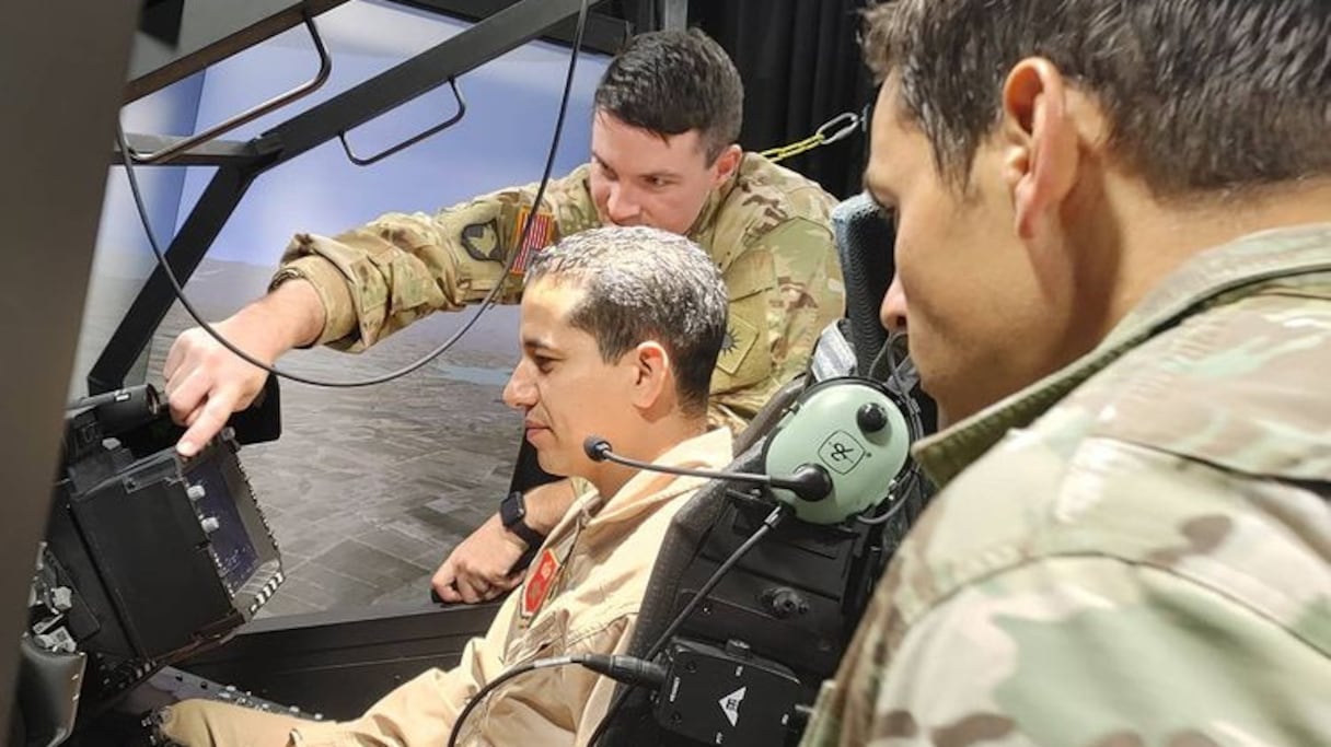 Le capitaine des FRA, Ayoub Harbouli, formé au maniement de l'hélicoptère de combat Apache par des instructeurs de l'armée américaine, dans l'Utah.
