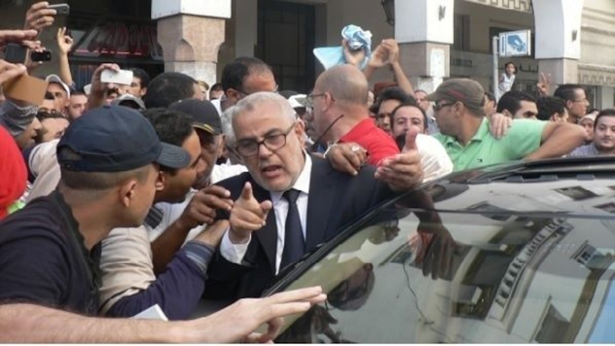 Benkirane encerclé par des diplômés chômeurs, lors d'une précédente manifestation à Rabat.
