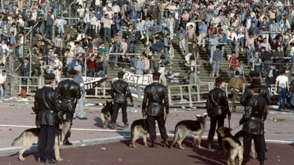 Les policiers belges tentent de rétablir l'ordre en marge du drame du Heysel avant la finale de C1 Liverpool-Juventus, le 29 mai 1985.