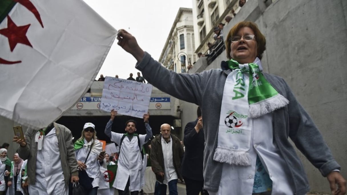 Lors de la marche du personnel de la santé contre le régime Bouteflika, le mardi 19 mars à Alger.
