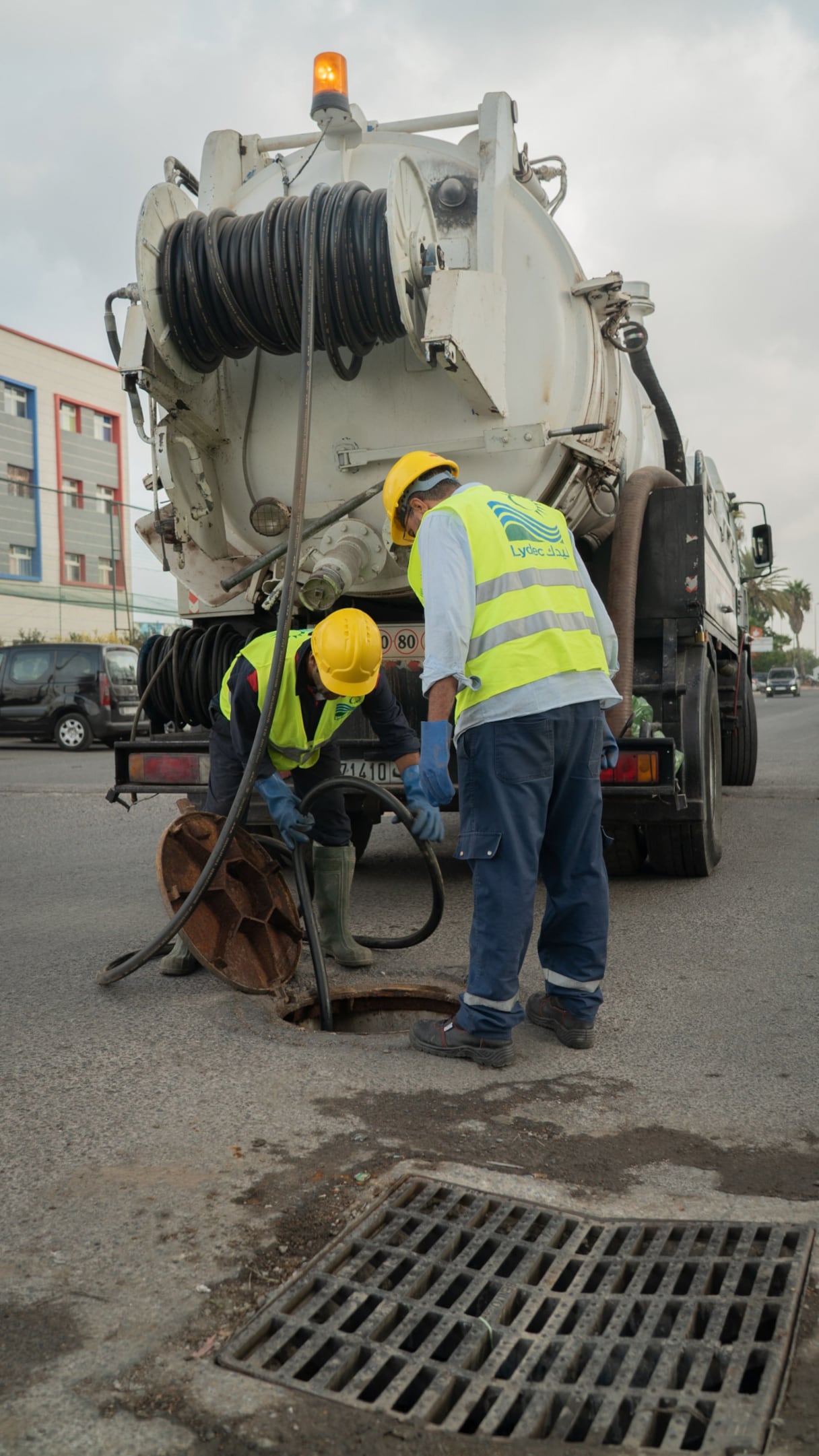 Opération d'hydrocurage dans le quartier de Sidi Bernoussi à Casablanca.
