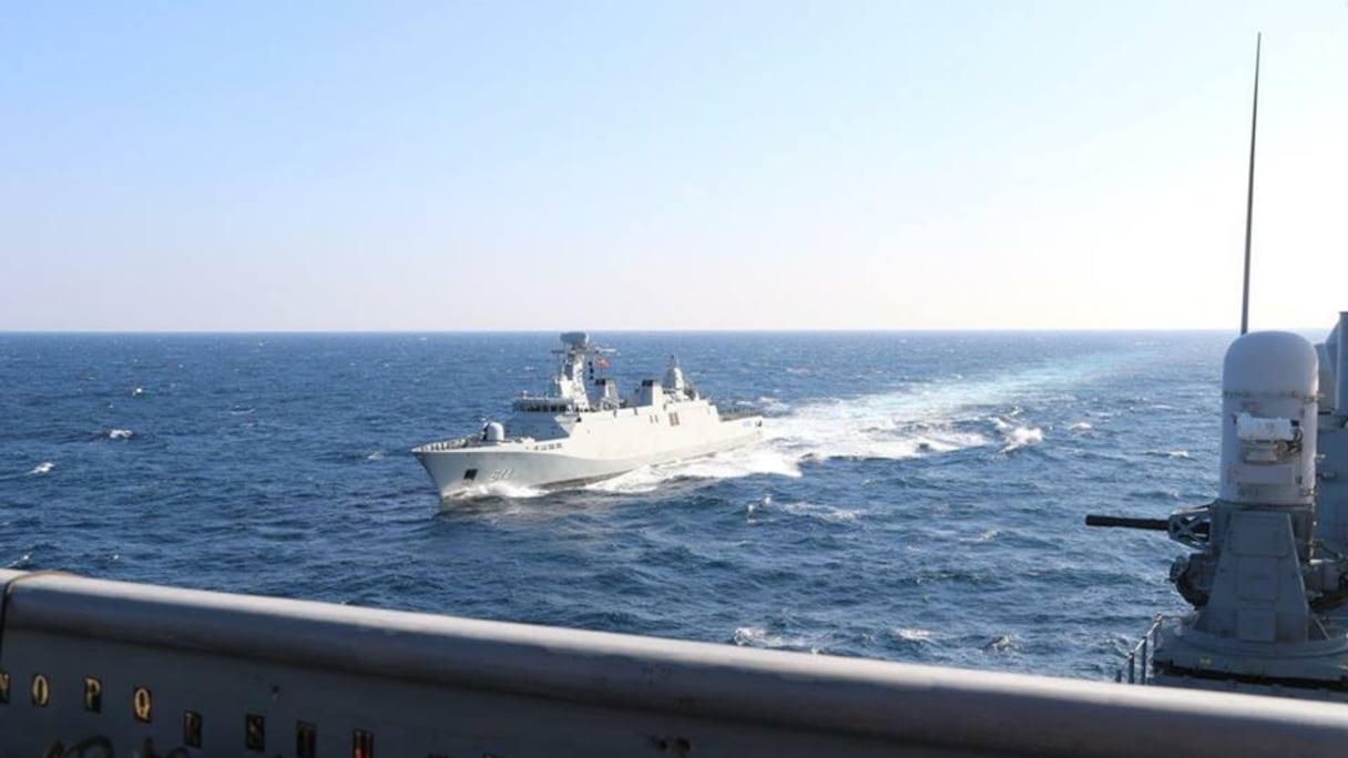 Photo de la frégate marocaine Sultan Moulay Ismaïl, prise depuis le croiseur lance-missiles américain USS Vella Gulf.
